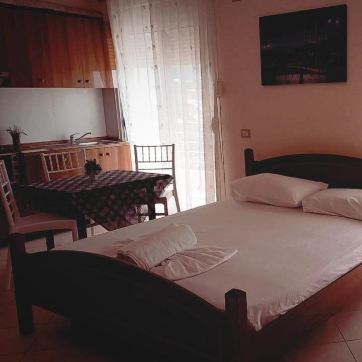 L&G Hotel Vlore Room photo