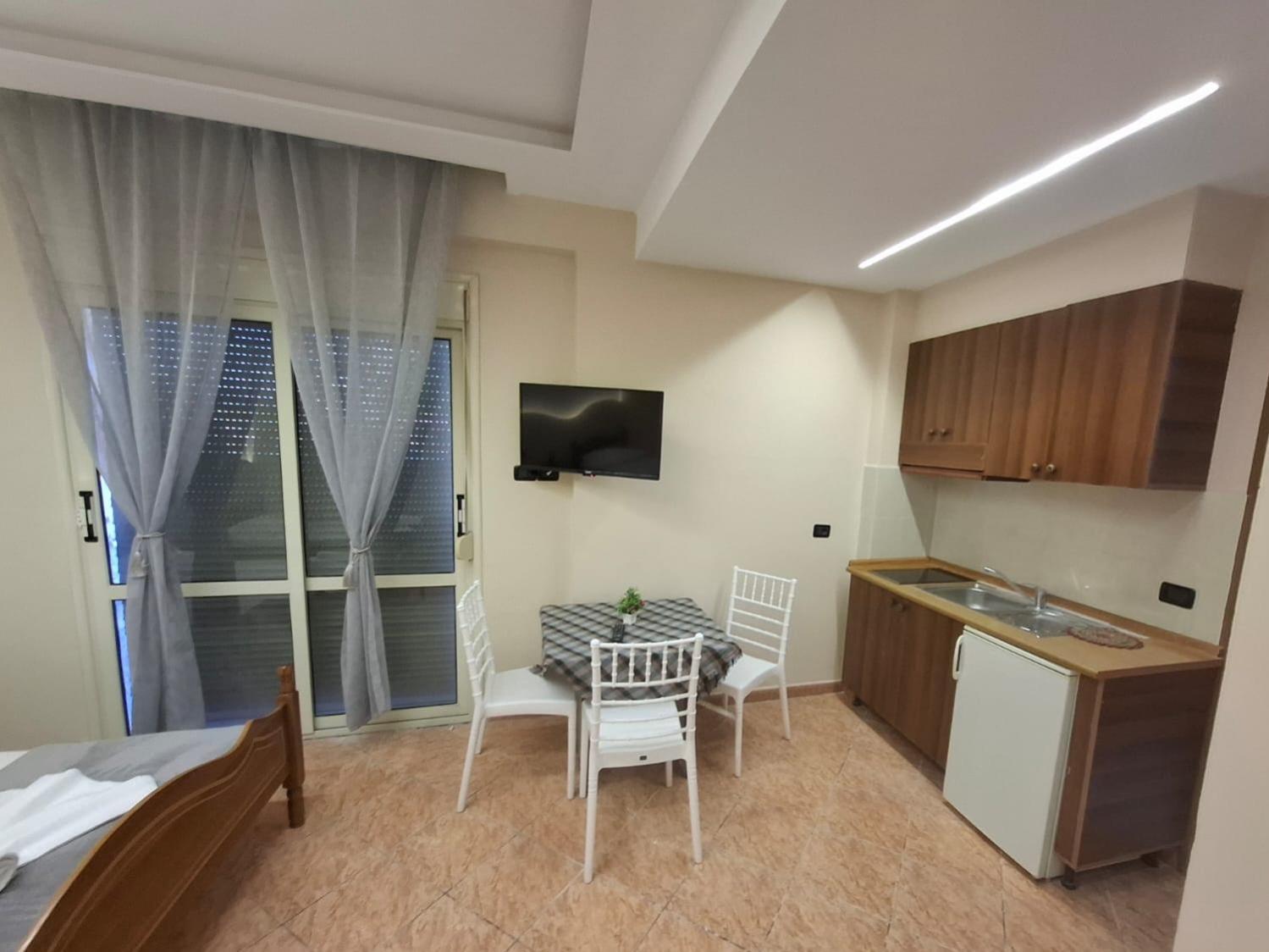 L&G Hotel Vlore Room photo